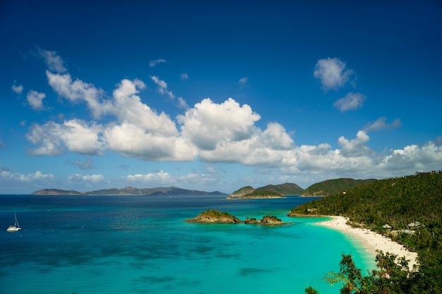 Bela baía na ilha com praia e colinas verdes, Ilhas Virgens de São João dos EUA.