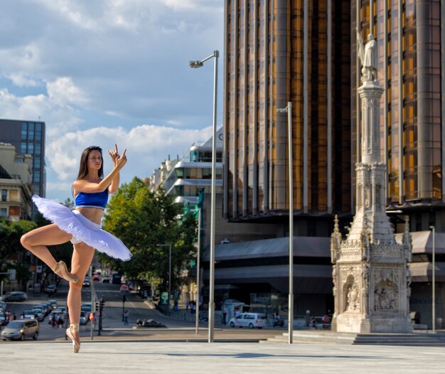 Bela bailarina bailarina ao ar livre