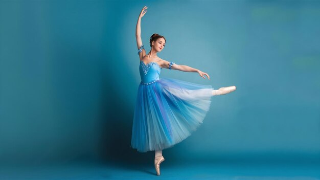 Bela bailarina dançando em um longo vestido azul em fundo azul