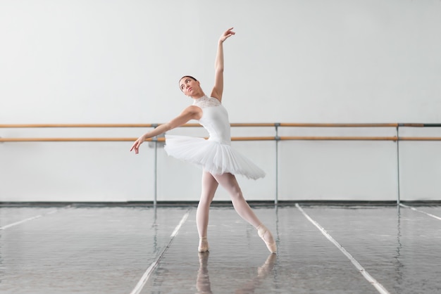 Bela bailarina ensaiando na aula de balé