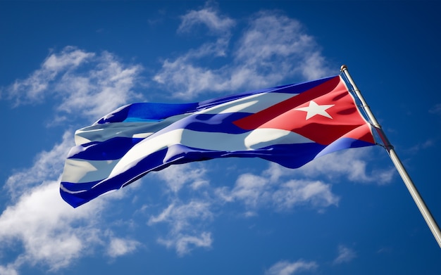 Bela bandeira do estado nacional de Cuba tremulando no céu azul