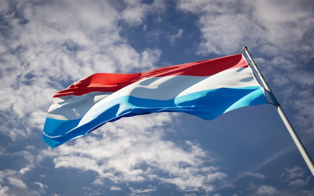 Bela bandeira do estado nacional de Luxemburgo tremulando