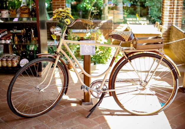 Bela bicicleta velha retrô com assento de couro marrom