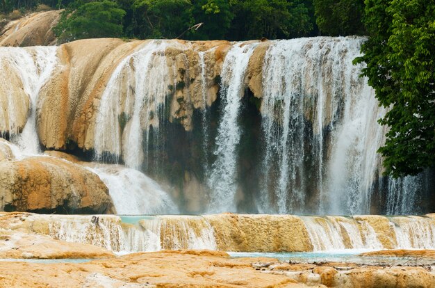 Bela cachoeira agua azul em chiapas, méxico.