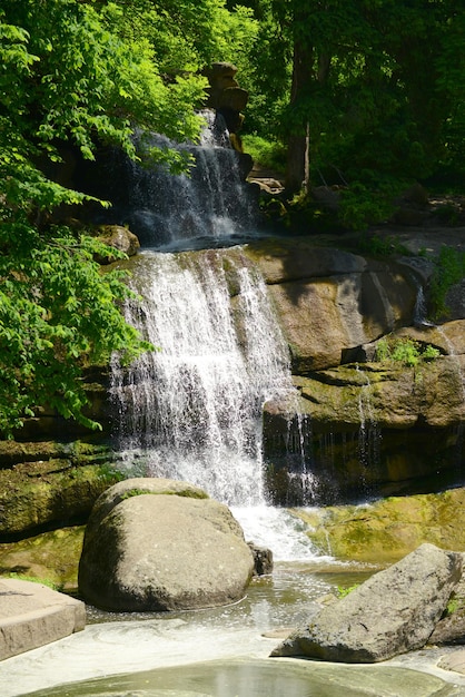 Bela cachoeira ao ar livre