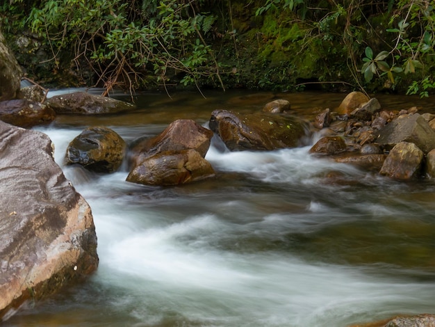 Bela cachoeira com águas cristalinas borradas fotografadas em longa exposição