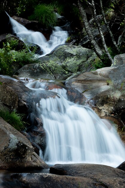 Bela cachoeira e grandes rochas