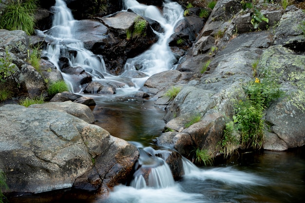 Bela cachoeira e grandes rochas