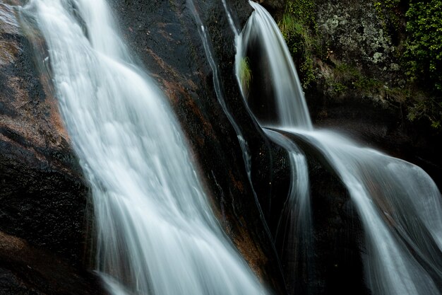 Bela cachoeira e grandes rochas