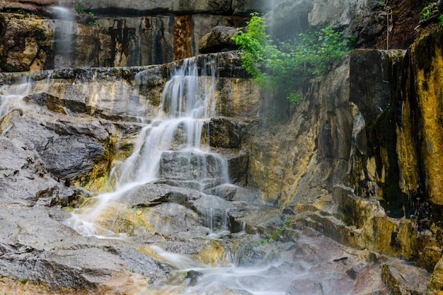 Bela cachoeira em um pequeno rio em um parque