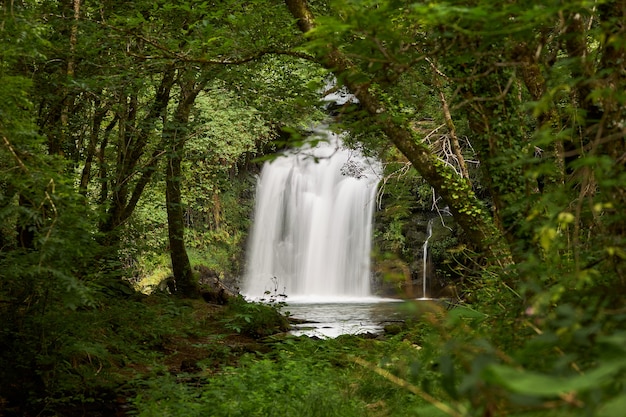 Bela cachoeira escondida em uma parte remota da Galiza, Espanha.