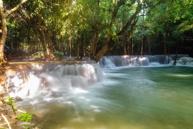 Bela cachoeira Huay Mae Khamin na floresta tropical no parque nacional de Srinakarin