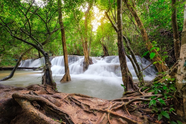 Bela cachoeira Huay Mae Khamin na floresta tropical no parque nacional de Srinakarin
