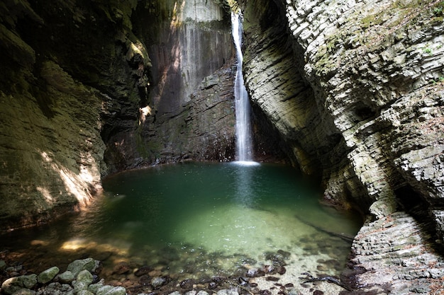 Bela cachoeira kozjak em uma caverna