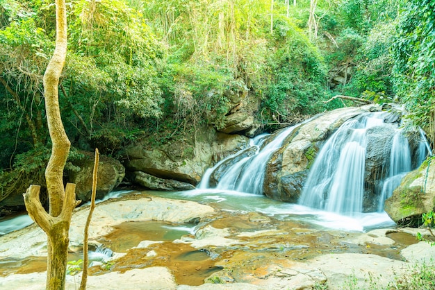 Bela cachoeira mae sa em chiang mai, tailândia