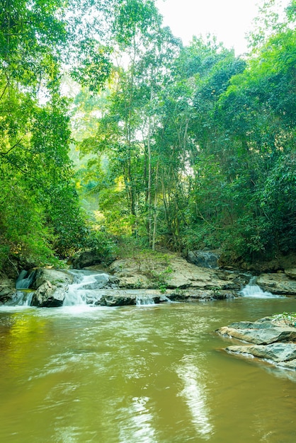 Bela cachoeira mae sa em chiang mai, tailândia