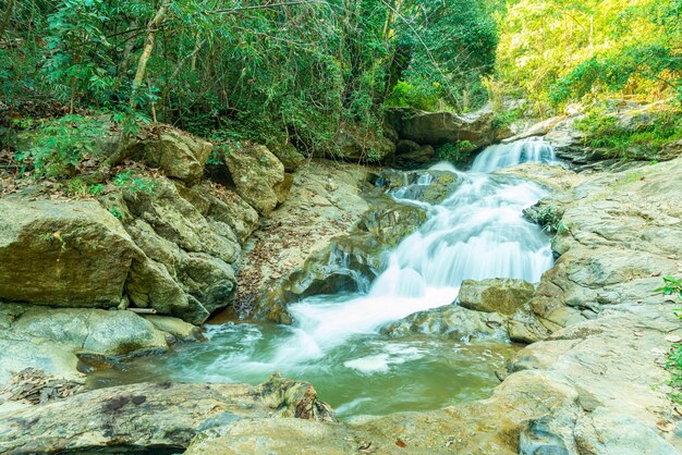 Bela cachoeira mae sa em chiang mai, tailândia