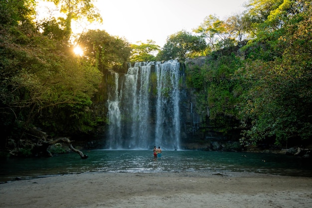 Bela cachoeira na Costa Rica Llanos de Cortez Waterfall