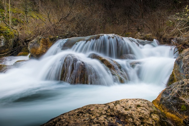 Bela cachoeira na floresta do parque nacional