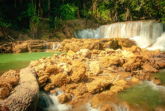 Foto bela cachoeira na floresta profunda no parque nacional srinakarin dam