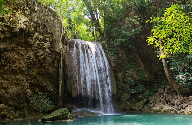 Bela cachoeira na floresta tropical, província de Kanchanaburi, sudeste da Ásia, Tailândia