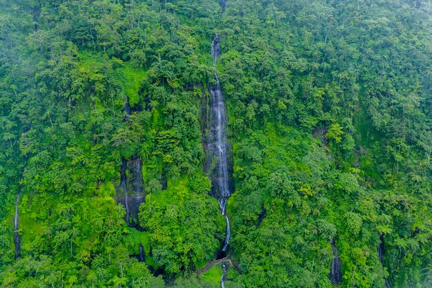 Bela cachoeira na montanha Galunggung