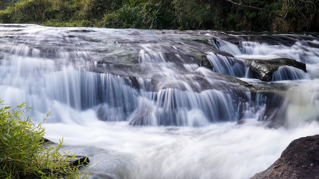 Bela cachoeira na natureza com rochas e águas cristalinas. Foto em baixa velocidade