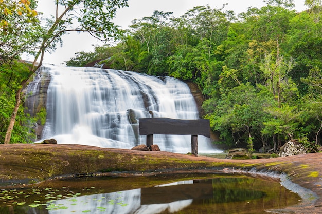 Bela cachoeira na natureza