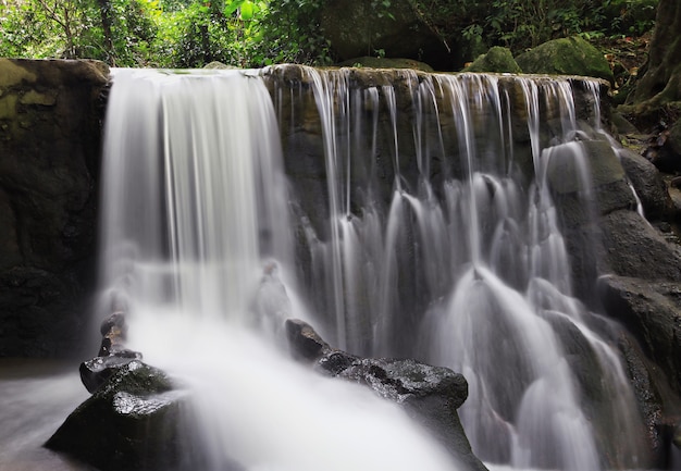 Bela cachoeira na selva da tailândia