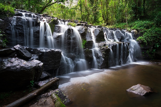 Bela cachoeira na tailândia