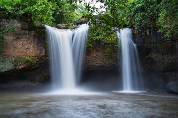 Bela cachoeira na tailândia