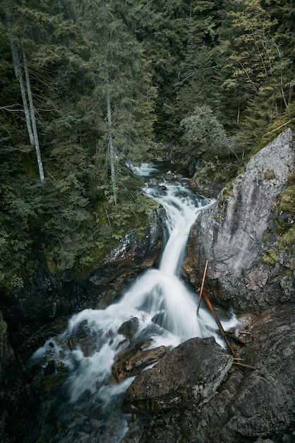 Bela cachoeira nas montanhas Natureza incrível na Polônia Europa