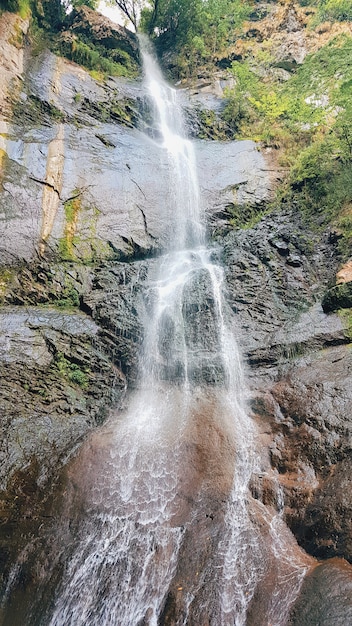 Bela cachoeira nas montanhas