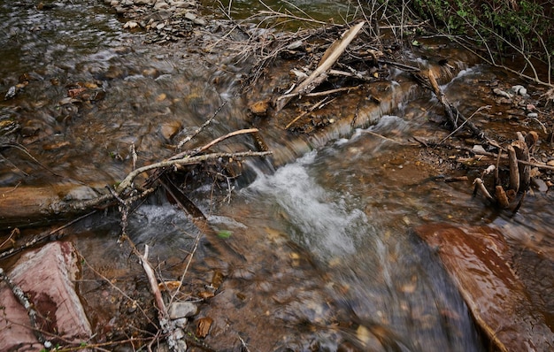 Foto bela cachoeira natural em um pequeno lago