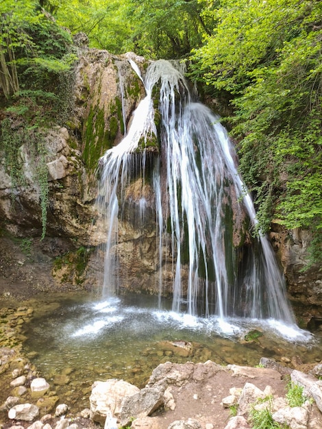 Bela cachoeira no desfiladeiro da montanha