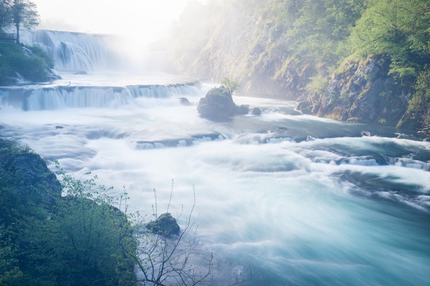 Bela cachoeira no início da manhã