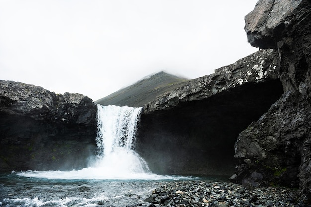 Bela cachoeira no leste da Islândia em dia de nevoeiro. Paisagem de verão