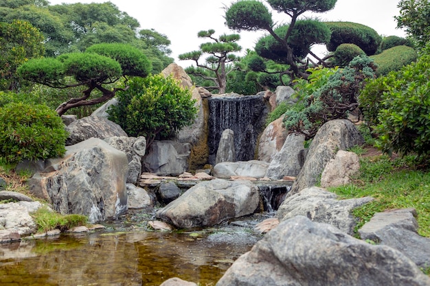 Bela cachoeira no parque de estilo japonês