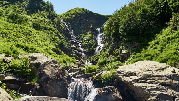 Bela cachoeira no parque nacional de Sochi, Rússia