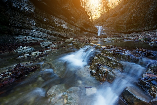 Bela cachoeira no rio da montanha