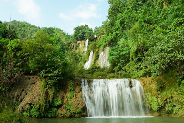 Bela cachoeira no topo da colina.