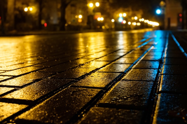 Bela calçada noturna na cidade depois da chuva