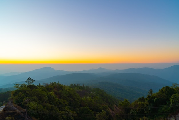 bela camada de montanha com crepúsculo ao nascer do sol