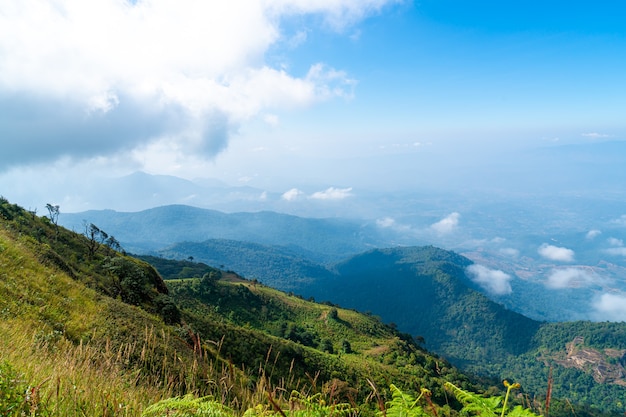 bela camada de montanha com nuvens e céu azul na trilha natural de Kew Mae Pan em Chiang Mai, Tailândia