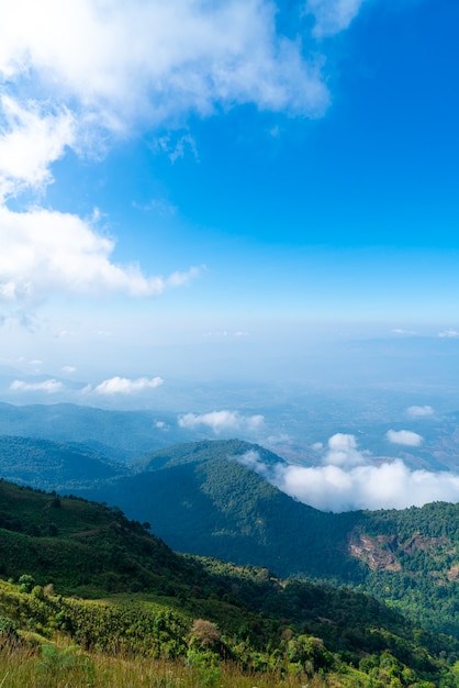 Bela camada de montanha com nuvens e céu azul na trilha natural de kew mae pan em chiang mai, tailândia