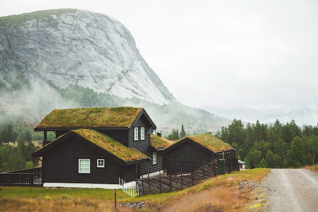 Foto bela casa de campo na noruega. casa de sonho na natureza.