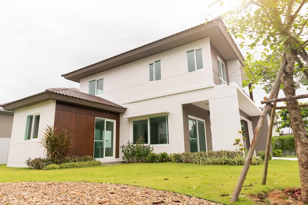 Foto bela casa moderna exterior com grama verde