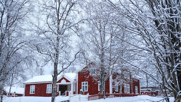 Bela casa vermelha na neve da Suécia White mood Christmas atmosfera atmosfera romântica