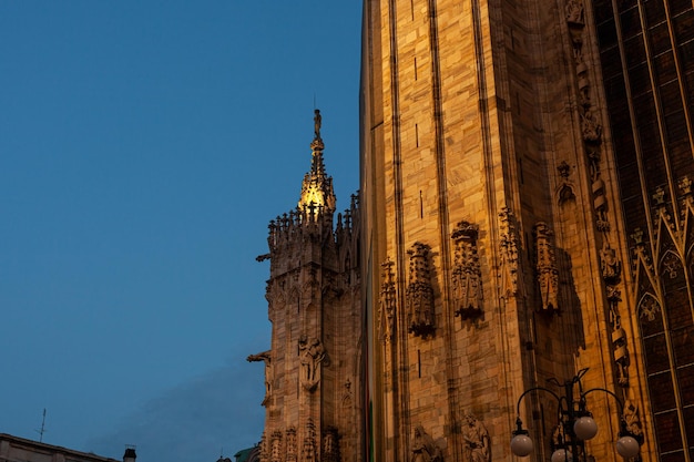 Bela catedral de milão vista de perto do duomo di milano closeup