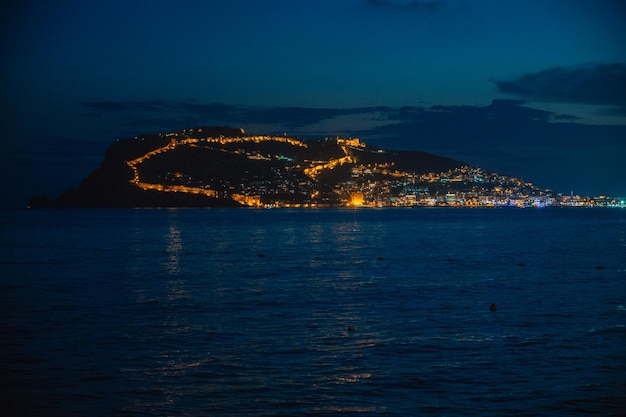 Bela cena noturna na praia de Alanya, na Turquia